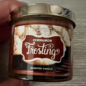 Bath and body works cinnamon frosting candle